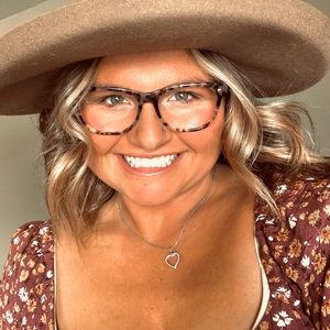 Meet your Posher, Alexis